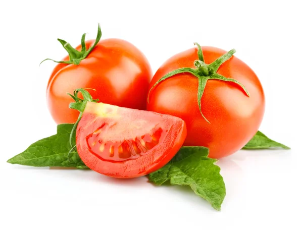 Κόκκινη ντομάτα λαχανικό με κομμένα και πράσινα φύλλα — Φωτογραφία Αρχείου