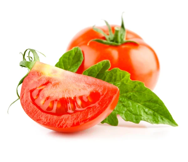 Kırmızı domates sebze kesme ve yeşil yaprakları ile — Stok fotoğraf