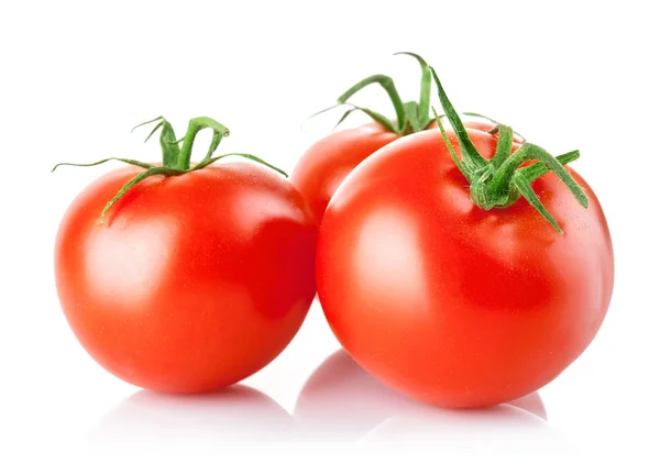 Drei frische Tomaten mit grünen Blättern — Stockfoto