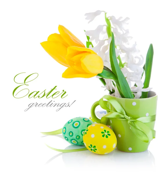 Ανοιξιάτικα λουλούδια με τα αυγά του Πάσχα — Φωτογραφία Αρχείου
