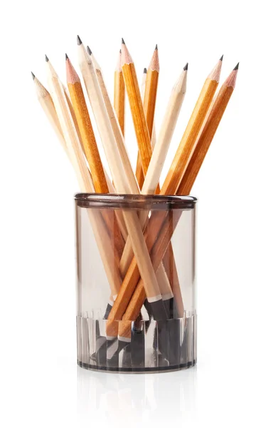 Ołówki drewniane w szkło na białym tle — Zdjęcie stockowe