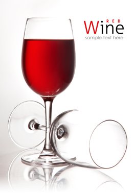 kırmızı şarap bardağa dökülüyor.