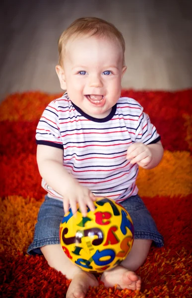 Малыш с мячом — стоковое фото