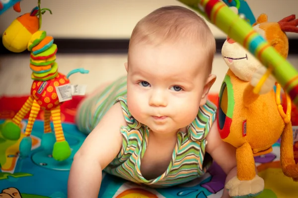 Dítě s hračkami — Stock fotografie