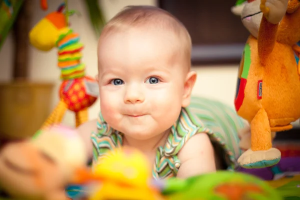 Bambino con giocattoli — Foto Stock