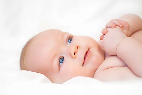 Naken baby på hvitt – stockfoto