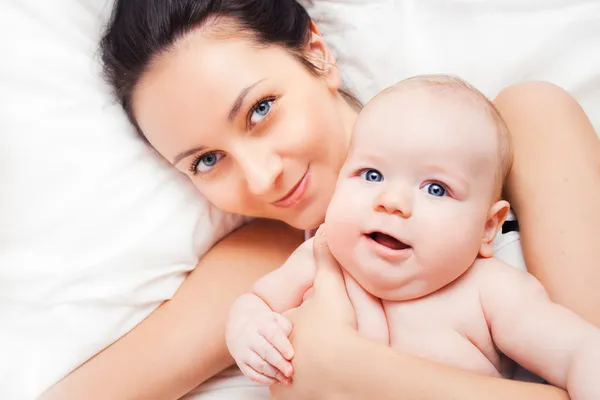 Mãe e bebê em branco — Fotografia de Stock