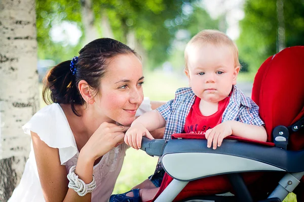 Bebek arabasındaki bebek ile anne — Stok fotoğraf