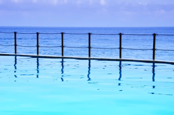 Smimming pool and sea — Stock Photo, Image