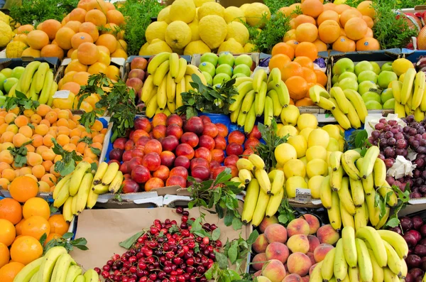 Piyasada bulunan meyve — Stok fotoğraf