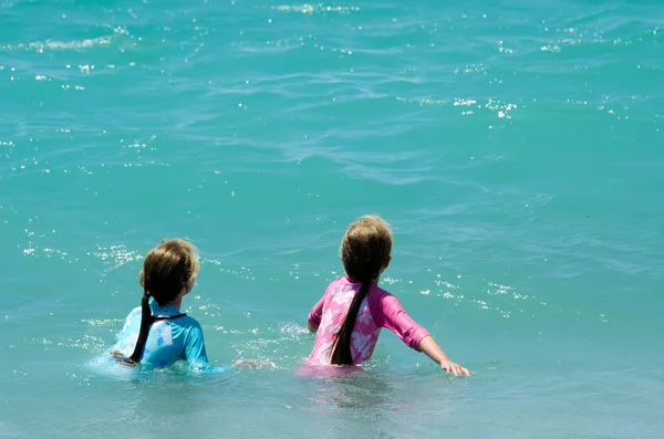 De gelukkige kinderen spelen in de zee — Stockfoto
