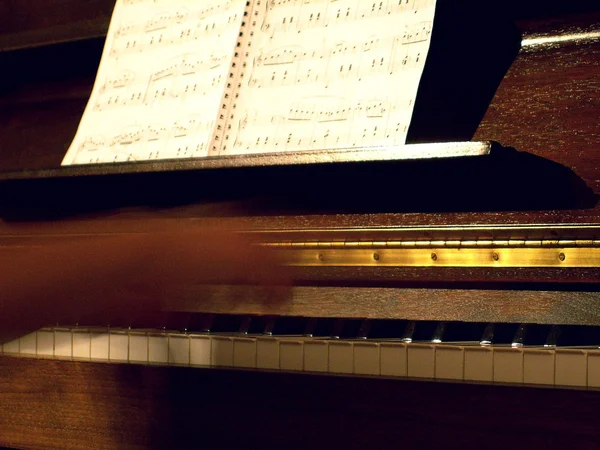 Piano con notas — Foto de Stock