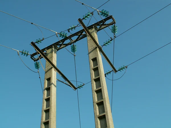 Elektromos vezetékek csatlakozik magas tornyok. — Stock Fotó