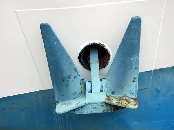 Uma âncora azul em um barco — Fotografia de Stock