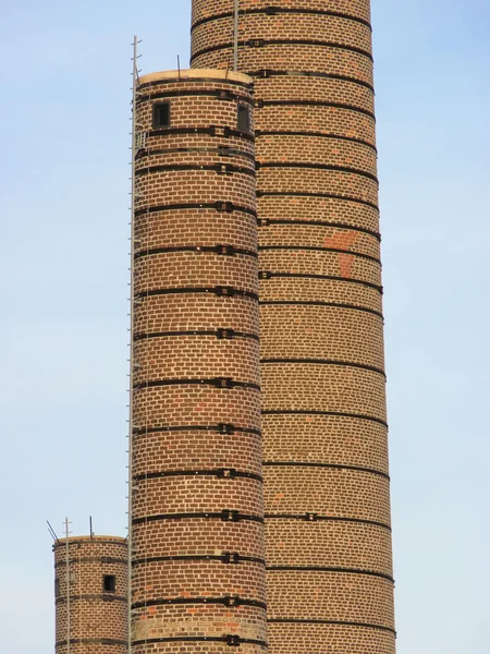 Кирпичный дымоход на заводе — стоковое фото