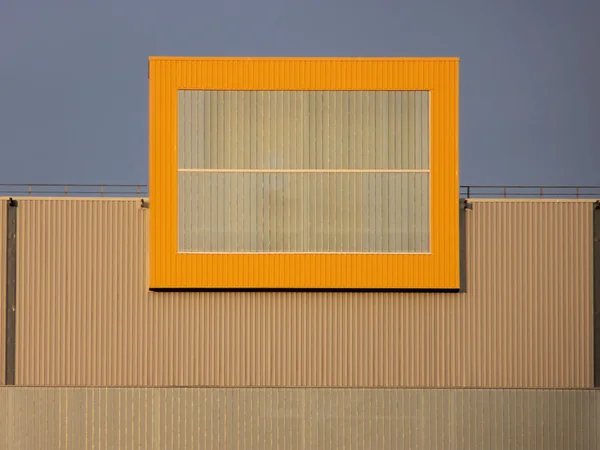 Paneel an der Fassade eines Gebäudes — Stockfoto