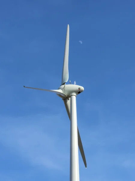 Rüzgar Türbini ve kask — Stok fotoğraf