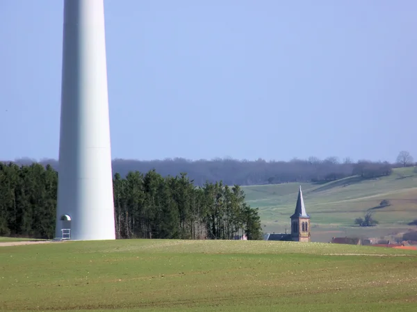 Maszt turbiny wiatrowej w wiejskim krajobrazie — Zdjęcie stockowe