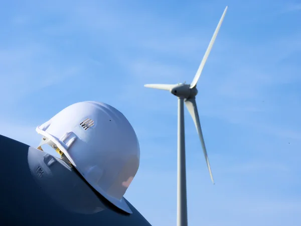 A turbina eólica e o capacete — Fotografia de Stock