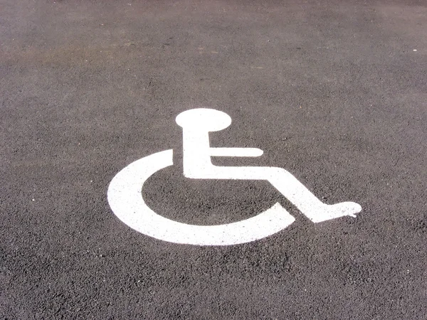 El símbolo discapacitado en una plaza de aparcamiento — Foto de Stock