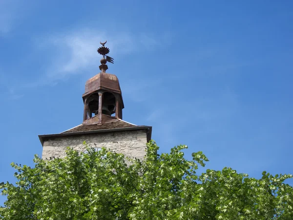 La torre de la iglesia sobre los árboles — Foto de Stock