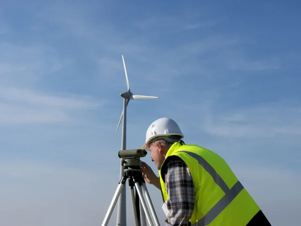 Besiktningsman och wind turbine — Stockfoto