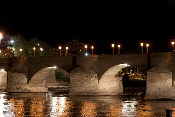 Puente viejo de Zaragoza de noche — Foto de Stock