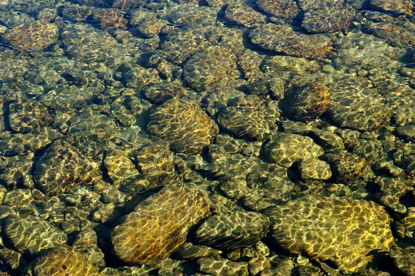 Камни в воде — стоковое фото