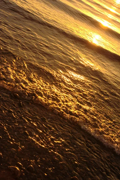 Gouden water golven — Stockfoto