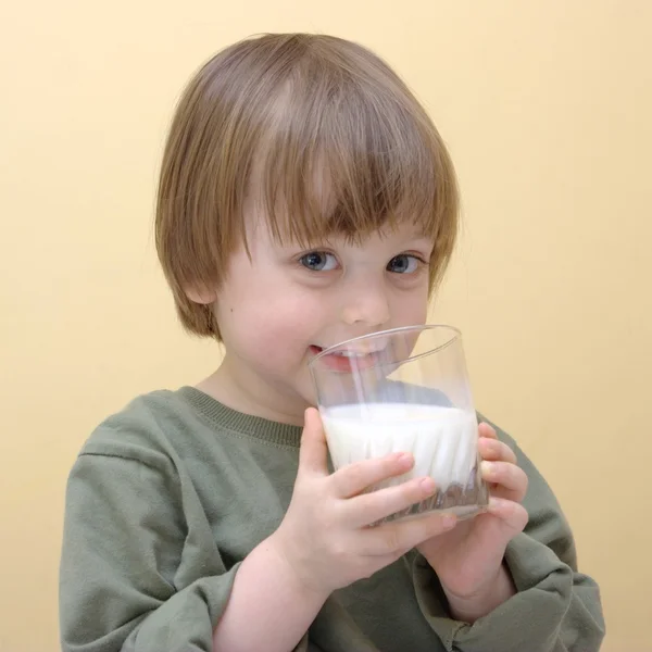 Beber leche — Foto de Stock