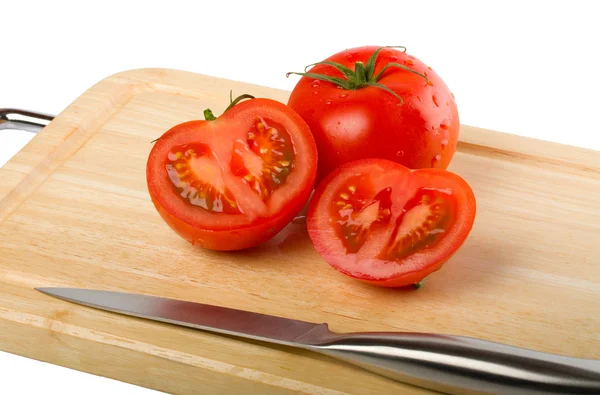 Tábua de corte com tomates — Fotografia de Stock