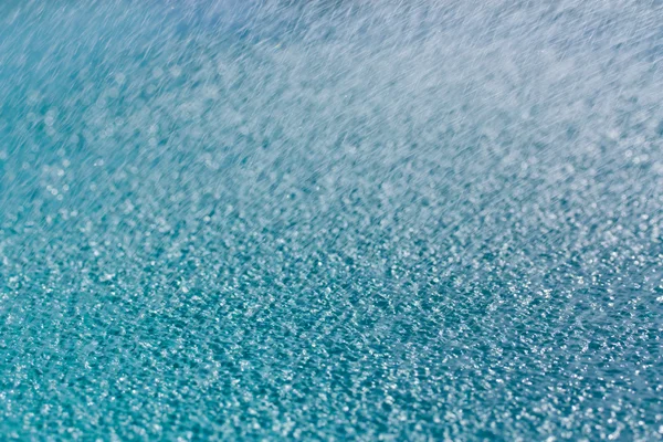 Lluvia en la superficie del agua — Foto de Stock