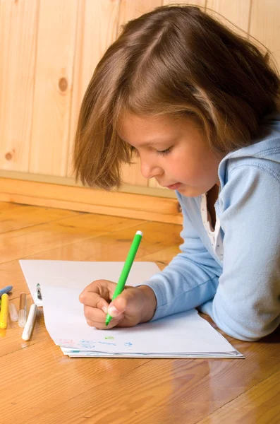 Little girl draws — Stock Photo, Image