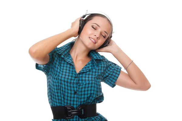 美しい若い女性はリラクゼーションがヘッドフォンで音楽を聴く — ストック写真