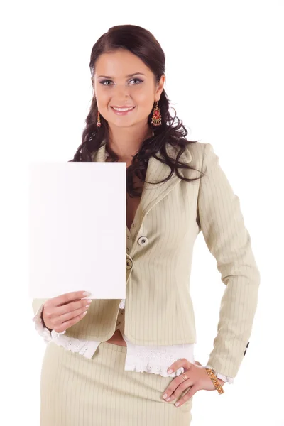 Jeune femme souriante avec du papier blanc — Photo