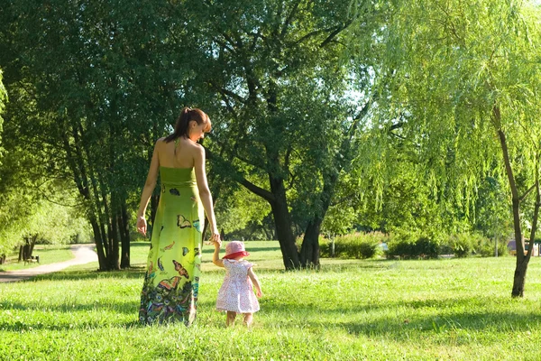 stock image Mother with daughter in park