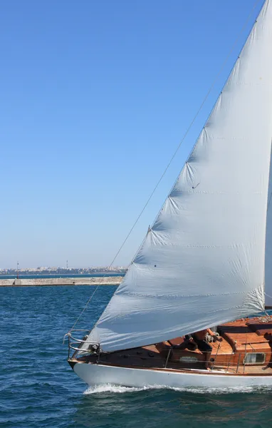 Beyaz yelkenli tekne — Stok fotoğraf