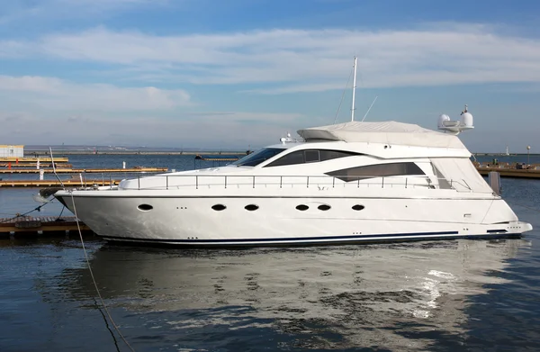 Ormeggio yacht bianco — Foto Stock