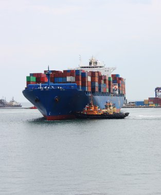 sleepboten trekken containerschip