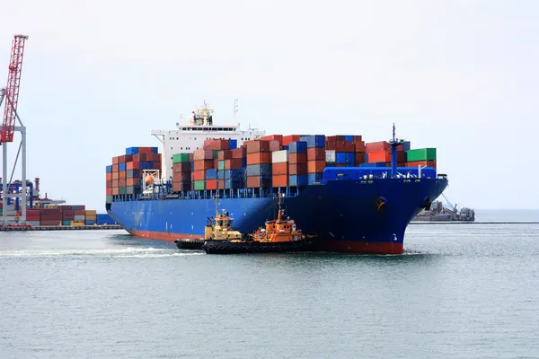 Schlepper ziehen Containerschiff — Stockfoto