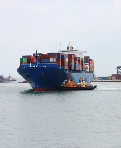 Vlečných člunů, tahání kontejnerová loď — Stock fotografie