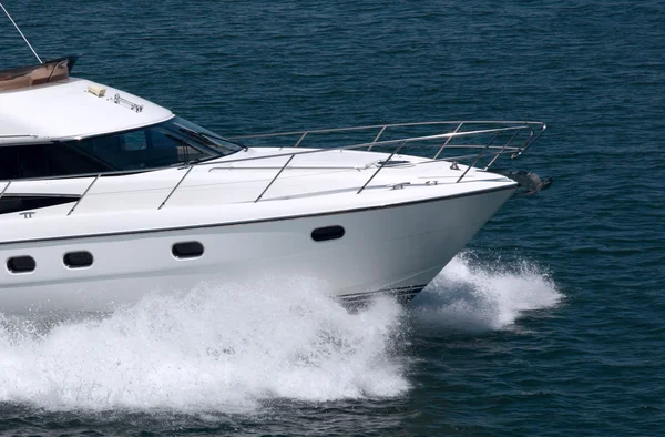 Yacht a motore bianco eccesso di velocità — Foto Stock