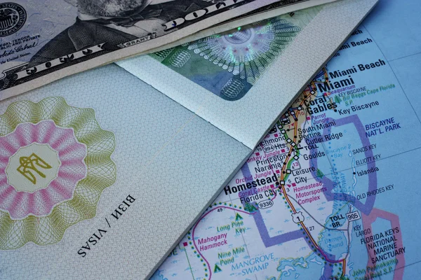 Map and passports — Stock Photo, Image