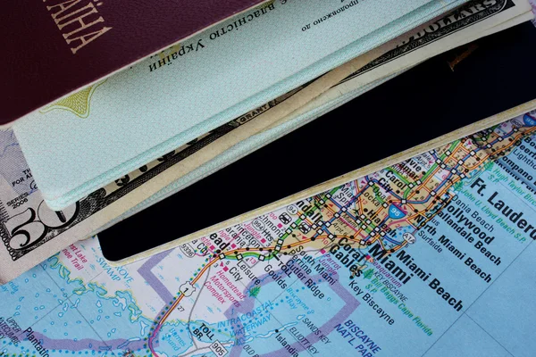 Térkép és útlevél — Stock Fotó