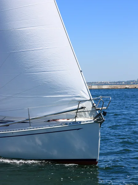 Barco à vela branco — Fotografia de Stock
