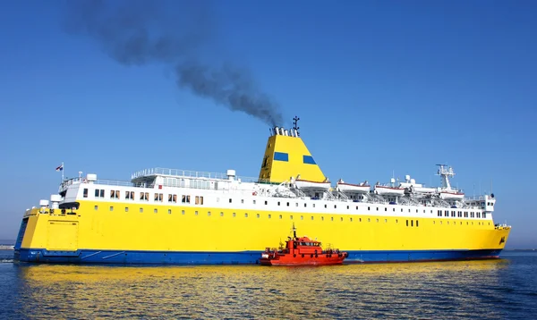 Cruise ship leaves port — Stock Photo, Image