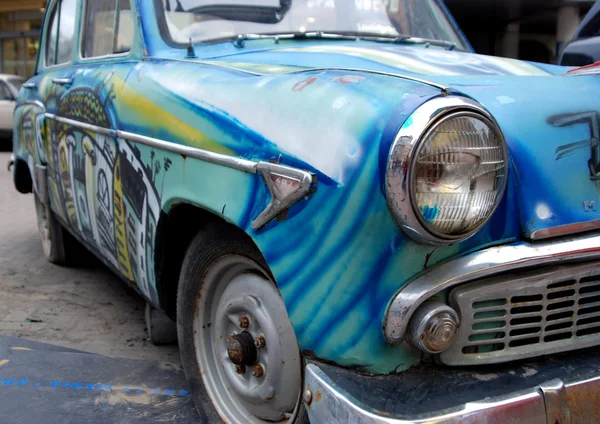 Старая машина с граффити — стоковое фото