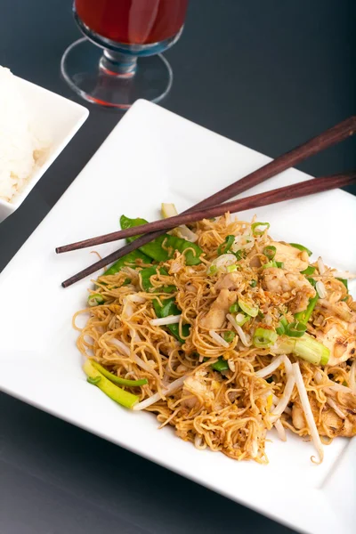 Thai noodle stek med kyckling — Stockfoto