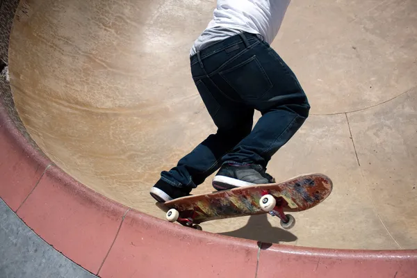 Skateboarder πατινάζ στο εσωτερικό του bowl — Φωτογραφία Αρχείου