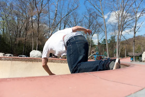 Skateboarder skaten die Schüssel — Stockfoto